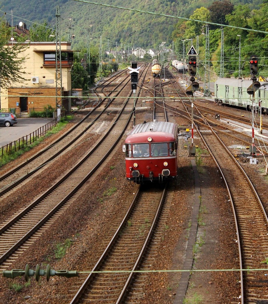 Rückkehr von der Brauerei-Tour...798 760-4 der EVG hat noch wenige Meter zum Bhf Linz/Rhein zu fahren. Linz 15.09.2013