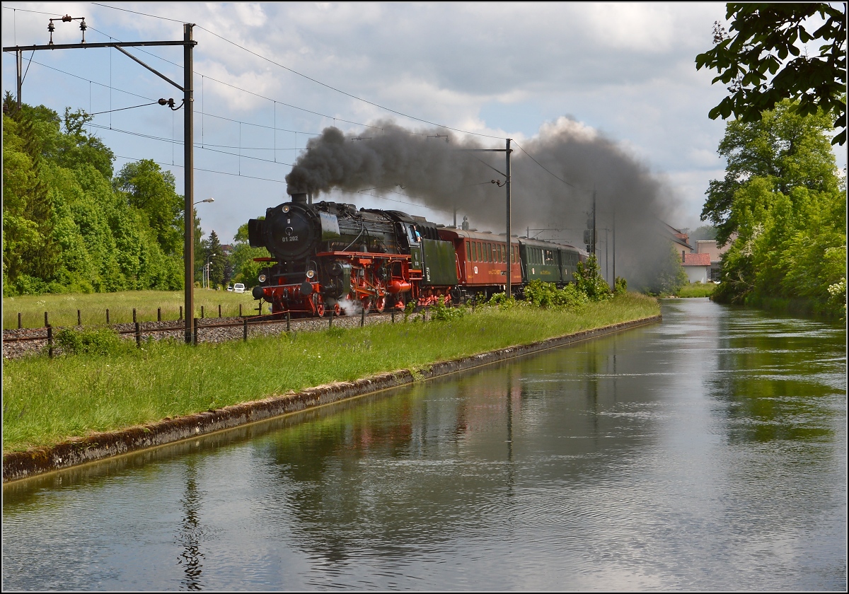 Rckkehr von der Fahrt an den Bodensee. 01 202 am Thurkanal in Brglen. Mai 2015.