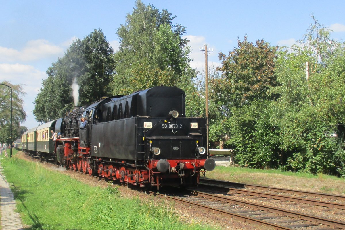 Rückwárts fahrend treft während das Terug naar Toen Spektakel VSM 50 0073 mit ein Dampfpendel aus Apeldoorn am 2 September 2018 in Beekbergen ein.