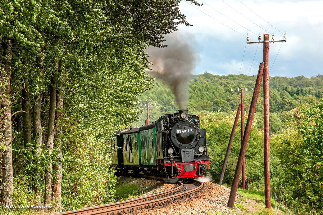 R�gensche B�derbahn, in der Steigung vor Garftitz... F�r einen kurzen Augenblick blickte heute (25.08.2015) mal die Sonne durch die dicken Wolken. Gerade zum richtigen Augenblick, um den mit der 99 4011-5 bespannten R�BB-Personenzug in der langen Steigung vor dem Bahnhof Garftitz abzupassen.Danach verlie� mich das Fotogl�ck f�r den heutigen Tag leider wieder...