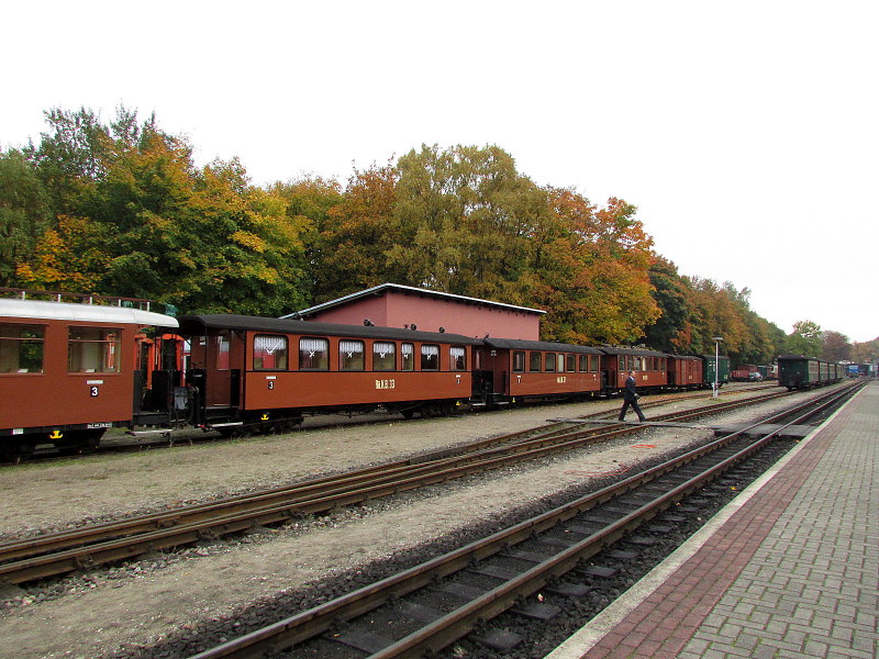 R.�.K.B 33 und noch zwei R.�.K.B Wagen und der R.�.K.B 29 und ein Reko-Packwagen und noch vier Reko-Wagen abgestellt abgestellt in Putbus am 15.Okt.2013