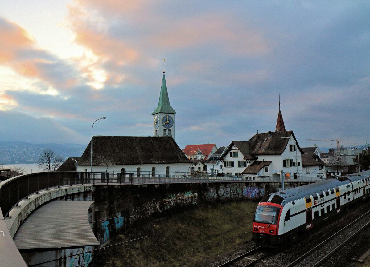 Rüschlikon, an der alten Strecke Zürich - Thalwil dem See entlang: Durchfahrt des Zuges 514 016 Richtung Thalwil. 6.Februar 2023 