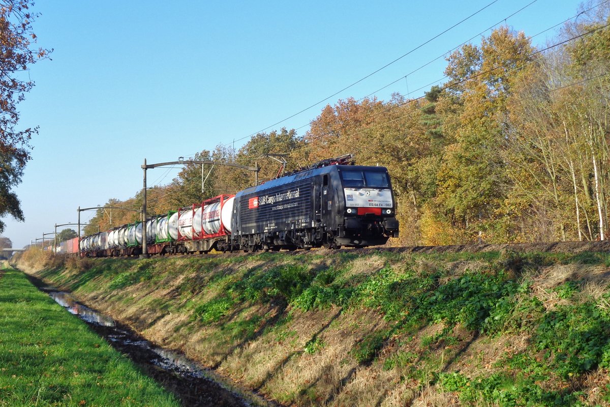 Ruhig passiert SBBCI 189 982 der Fotograf bei Tilburg Oude Waranbde am 17 November 2018. 