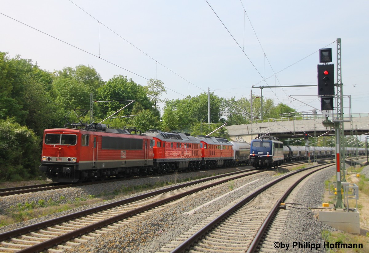 Rund 9800 kW hingen am 16.05.2015 am MEG-Zementzug Regensburg-Rüdersdorf. Bis Hof waren 232 498-6 und 232 489-5 (MEG 315) alleine vor dem Zug, ab dort spannte 155 046-6 (MEG 708) vor.
110 043-6 (110 511-3) der PRESS kreuzte den Zug LZ in Leipzig Connewitz.