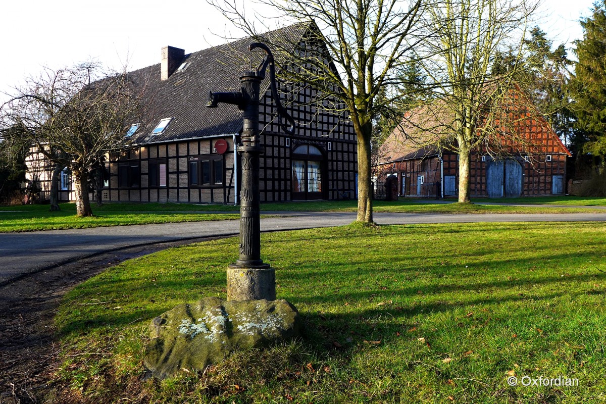 Rundlingsdorf Saaße, alte Schwengelpumpe und Vierständerhallenhäuser.