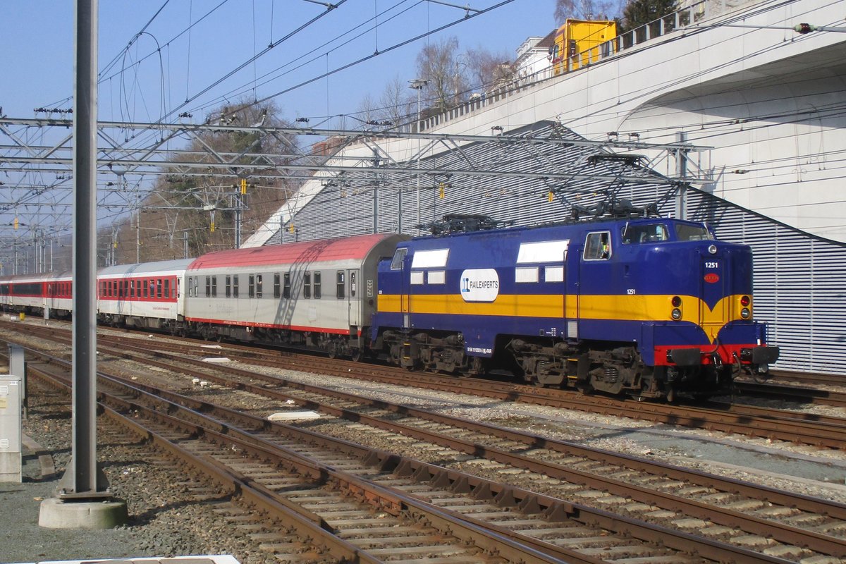 RXP,ex-ACTS 1251 schiebt ein Nachtzug aus Arnhem Centraal aus am 4 Mrz 2018.