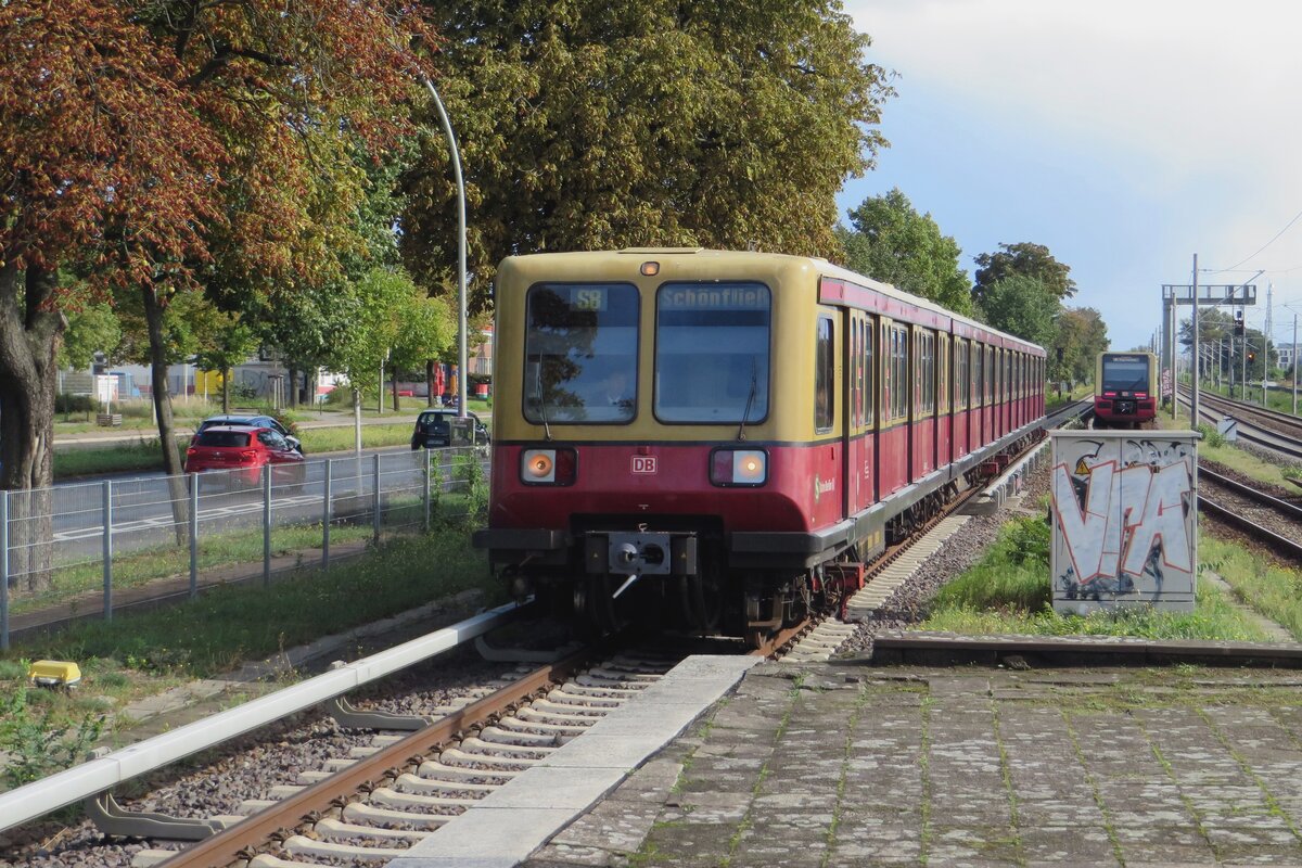 S-Bahn 485 040 hallt am 18 September 2022 in Johannisthal. Wer das Bw Berlin-Schneweide der Berliner Eisenbahnfreunde besuchen will, kann am besten in Johannisthal aussteigen.