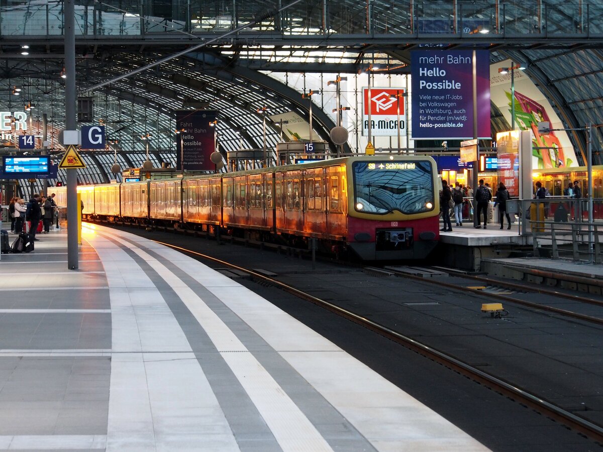 S-Bahn BR 481 im Hbf Berlin obere Ebene am 22.10.2019.