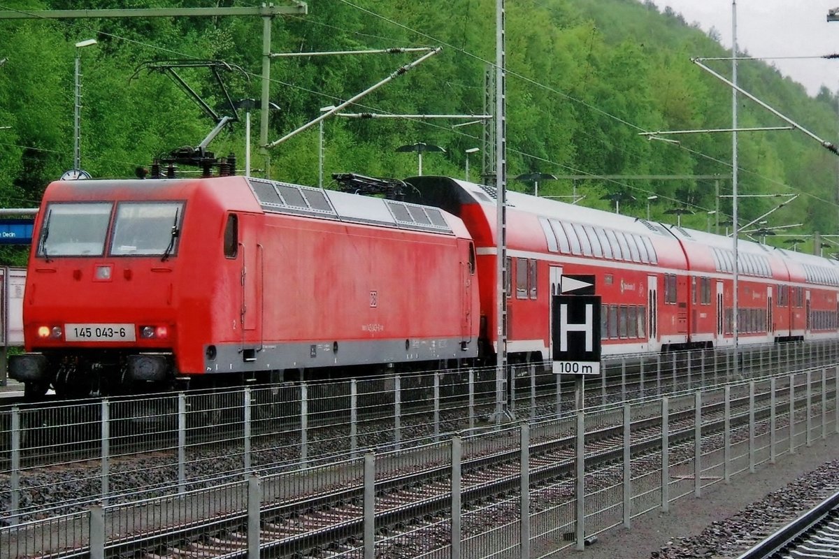 S-Bahn mit 145 043 steht am verregneten 2 Mai 2011 in Bad Schandau. 