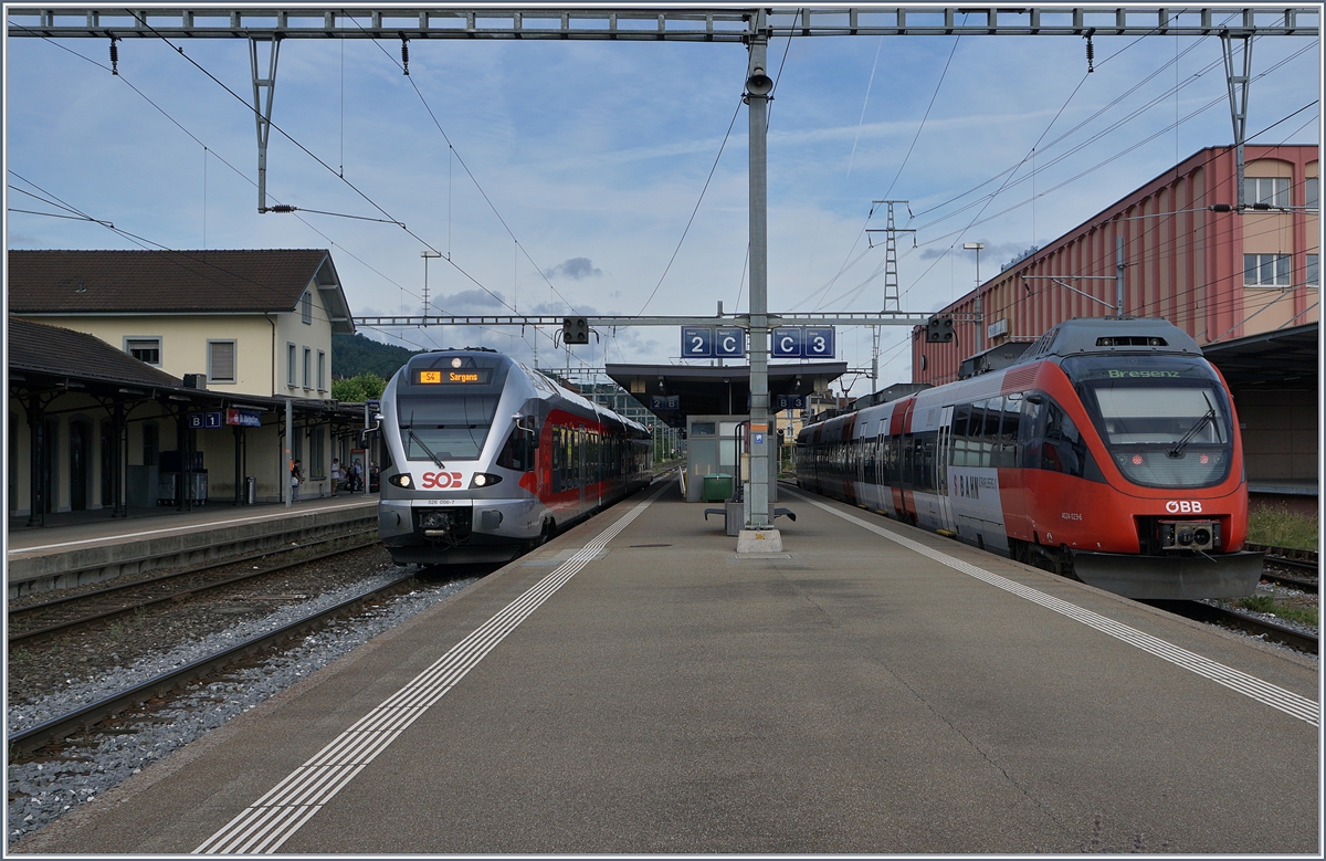 S-Bahn Verkehr in St.Margrethen: SOB RABe 526 056-7 als S 4 nach Sargans und ÖBB 4024 023-6 der Voralberger S-Bahn nach Bregenz.
11. Juli 2017
