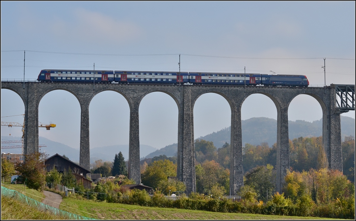 S-Bahn Zürich mit dem 450-Triebkopf auf der Rheinbrücke in Eglisau. Oktober 2011.