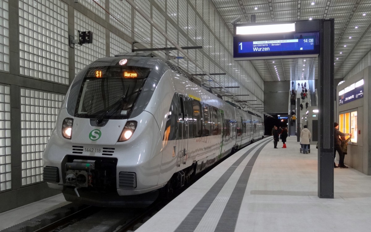 S1 nach Wurzen steht in der Station Leipzig Wihelm-Leuschner-Platz.
Aufgenommen im Dezember 2013.