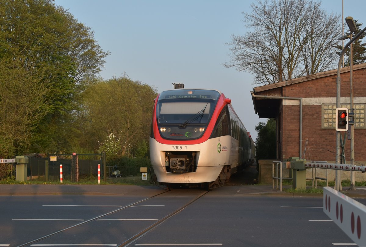 S28 nach Kaarster See im ehemaligen Bahnhof Kaarst.
Gerade fährt der Zug an der ehemaligen Güterhalle vorbei an den nach dem Bü folgenden Bahnsteig des heutigen Haltepunktes. 8.4.2017