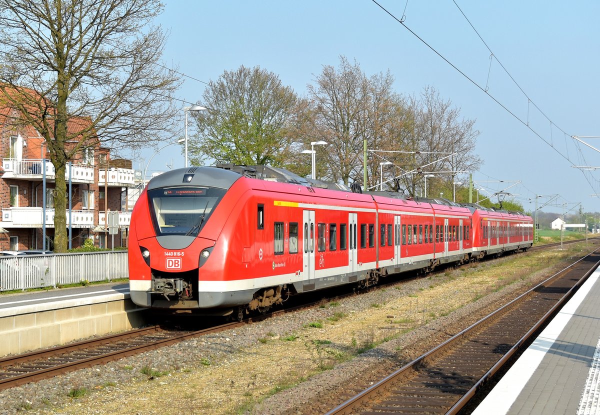 S8 nach Mnchengladbach Hbf ist hier in Kkorschenbroich eingefahren.
Jetzt hat sie nur noch Mnchengladbach Lrrip vorsich und dann ist sie an der Endstation. Die Gegenzge fahren nun seit Freitag den 7.4.2017 22:00 Uhr nur noch bis Dsseldorf Gerresheim wegen Bahnbauarbeiten in Wuppertal. 8.4.2017