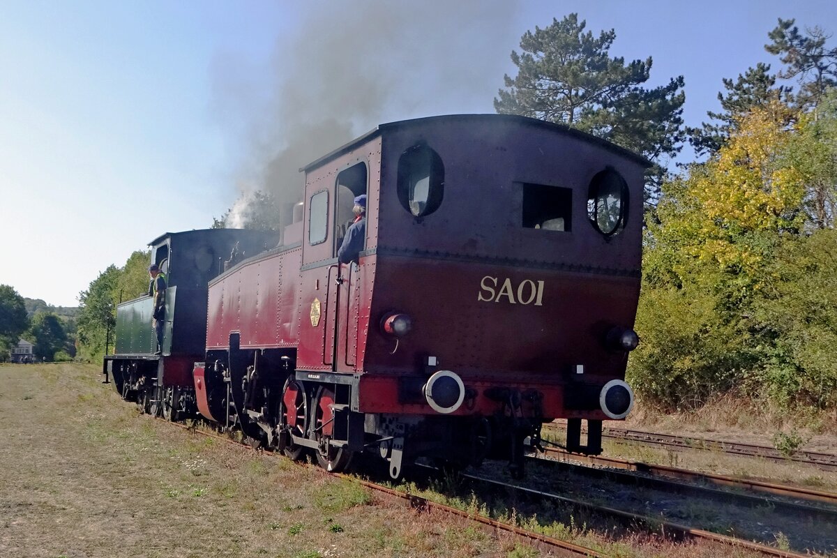 SA-01 lauft mit ein Schwesterlok um in Treignes am 21 September 2019. 