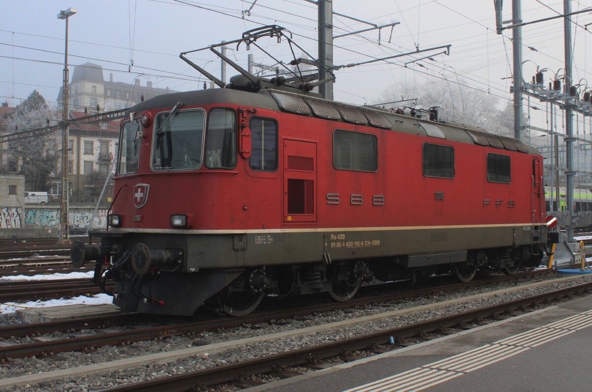 SBB 11116 steht am 31 Dezember 2024 in Bern abgestellt, wärmt sich doch mit der Pantograf.