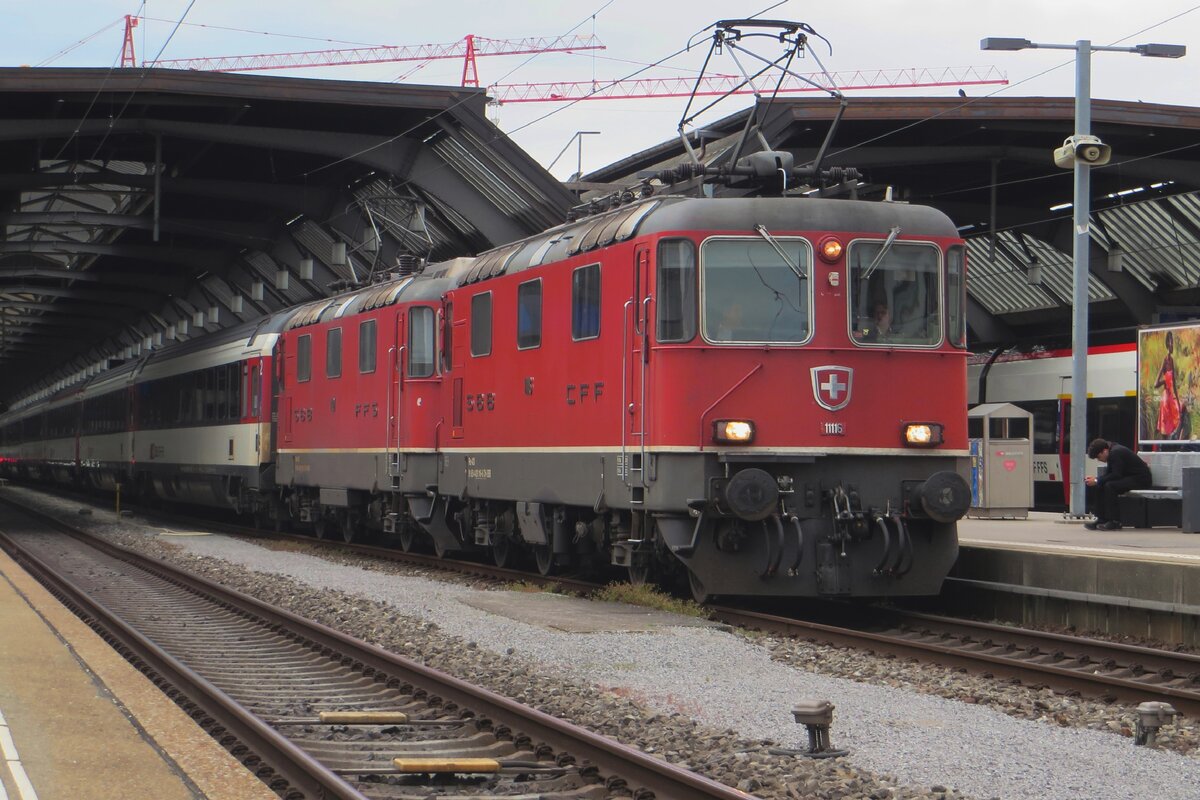 SBB 11116 steht mit ein Schwesterlok und ein IC nach Singen (Hohentwiel) am 19 Mai 2023 abfahrtbereit in Zürich HB.