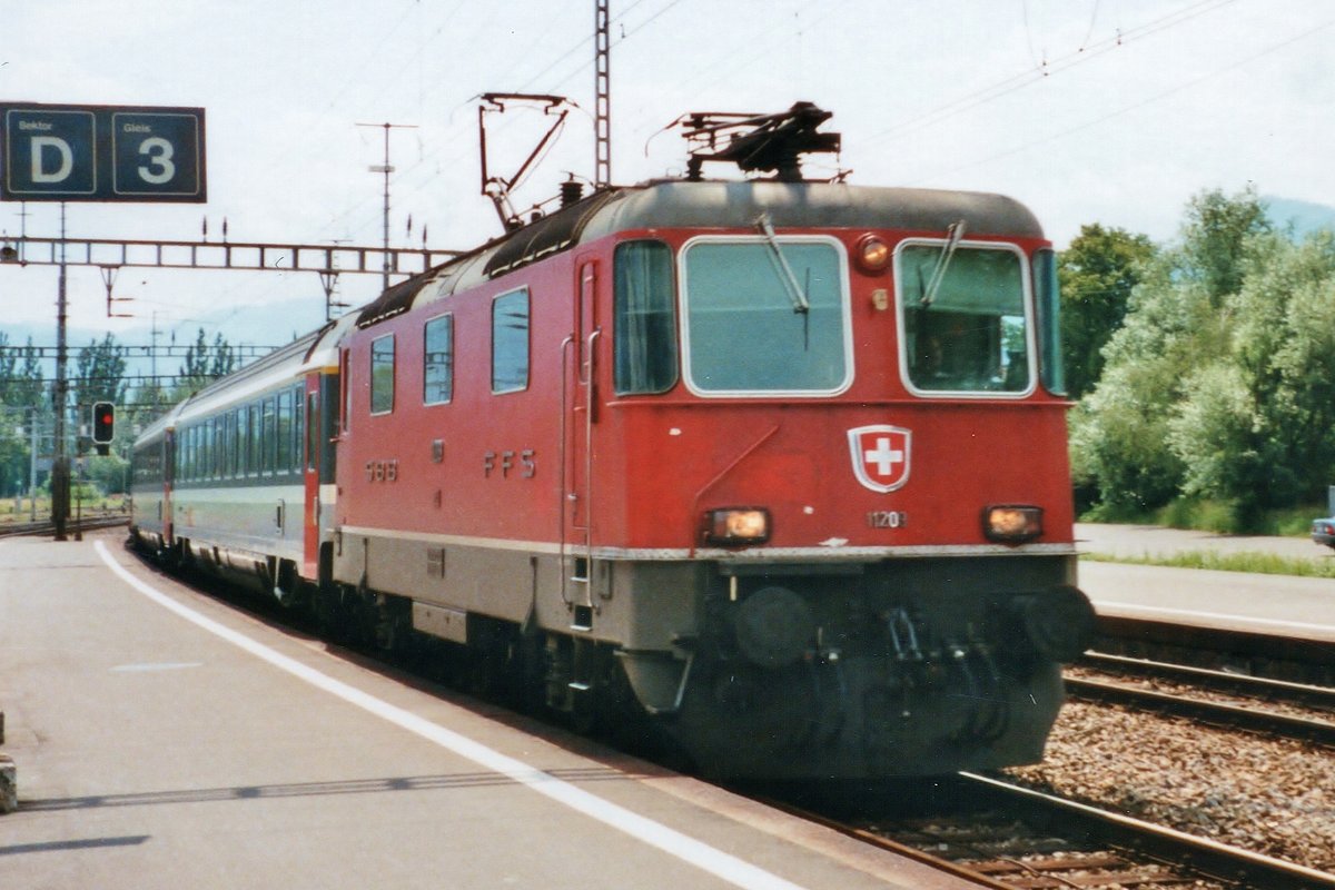 SBB 11201 treft am 24 Mai 2002 in Sargans ein.