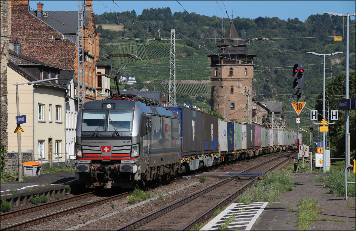 SBB 193 109 am 06.08.2024 mit Containerzug in Richtung Süden in Oberwesel