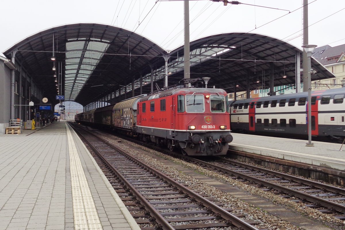 SBB 430 353 schlept ein Guterzug durch Olten am Sylvester/31 Dezember 2018. Den 31.Dezember ist in die schweiz ein normaler Werkstag.