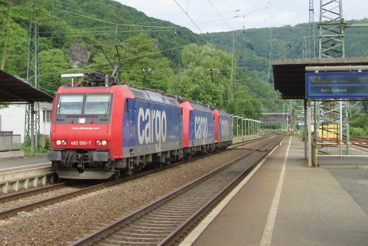 SBB 482 000 schlept zwei Schwester durch Bingen am Rhein am 29 Mai 2014.