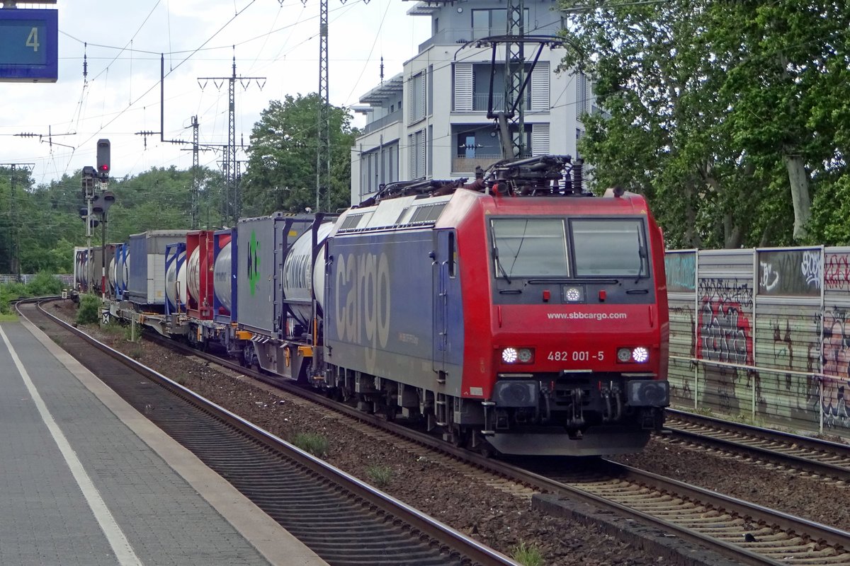 SBB 482 001 schleppt ein KLV durch Köln Süd am 7 Juni 2019.