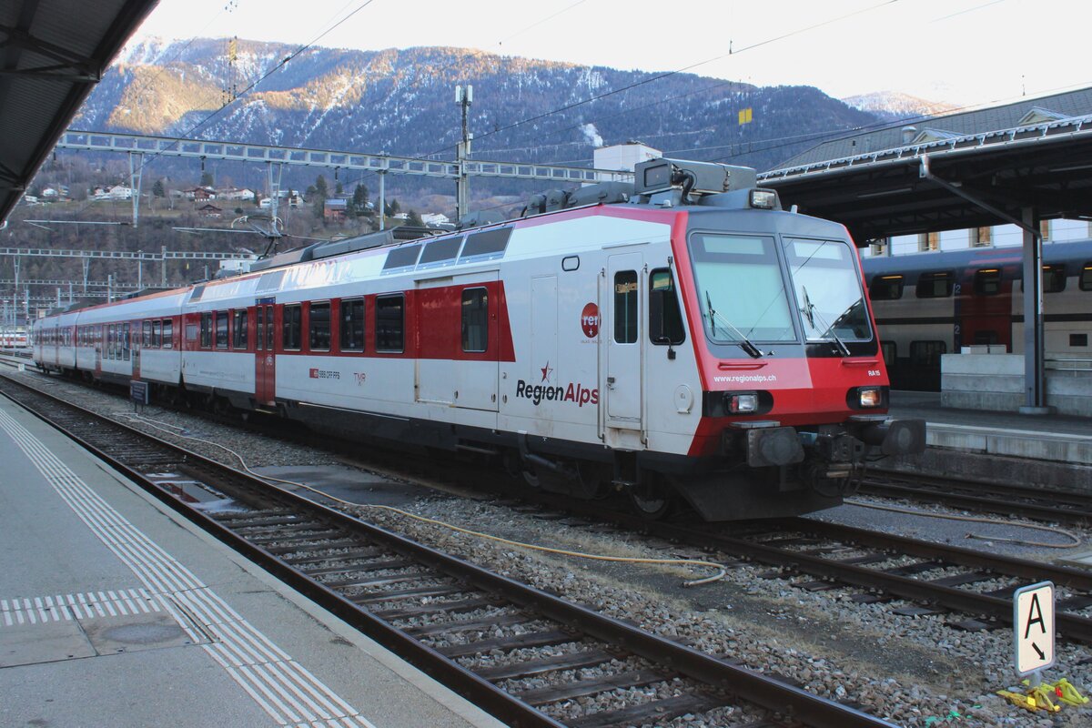 SBB 560 415 steht am 1 Jnner 2024 in Brig abgestellt.