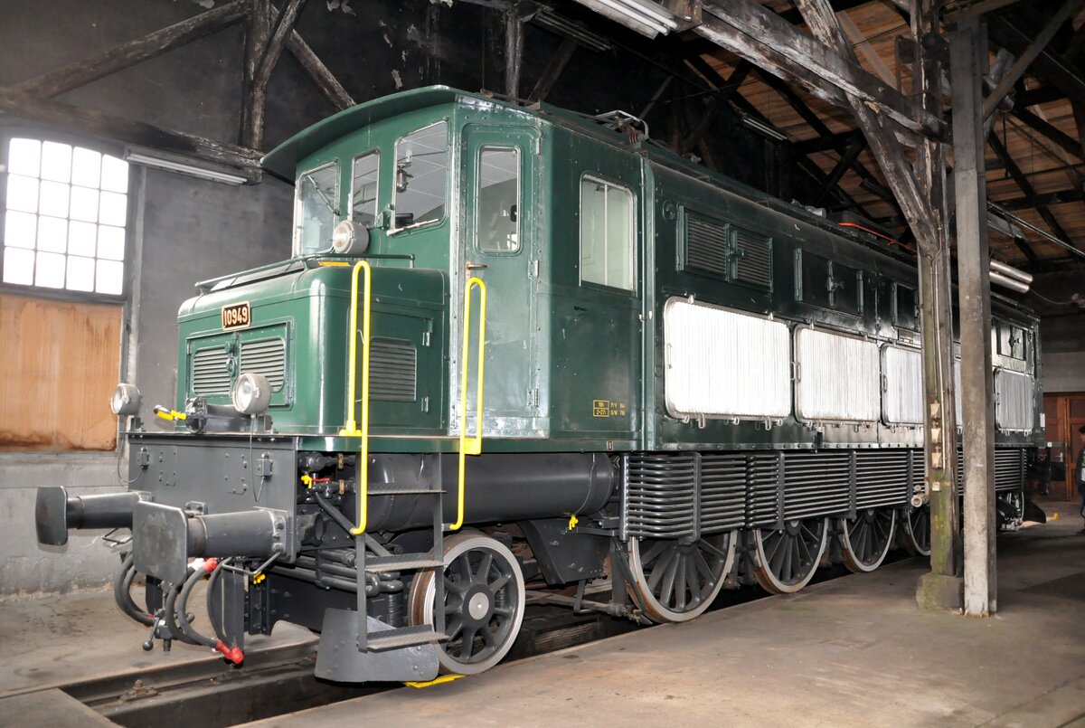 SBB Ae 4/7 Nr,10 949 als Botschafterlok im Bahnpark Augsburg am 25.10.2009.