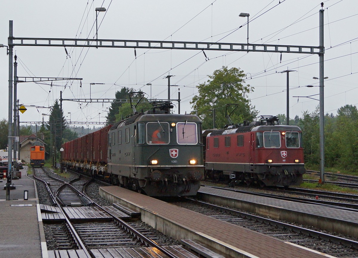 SBB: Am 11. August 2014 kam es am frühen Morgen bei sehr schlechter Witterung auf dem Bahnhof Gerlafingen zu einer sehr seltenen Begegnung zwischen der Re 4/4 11309, eine der letzten mit grünem Anstrich, und der Re 4/4 11175 mit rotem Anstrich.
Foto: Walter Ruetsch