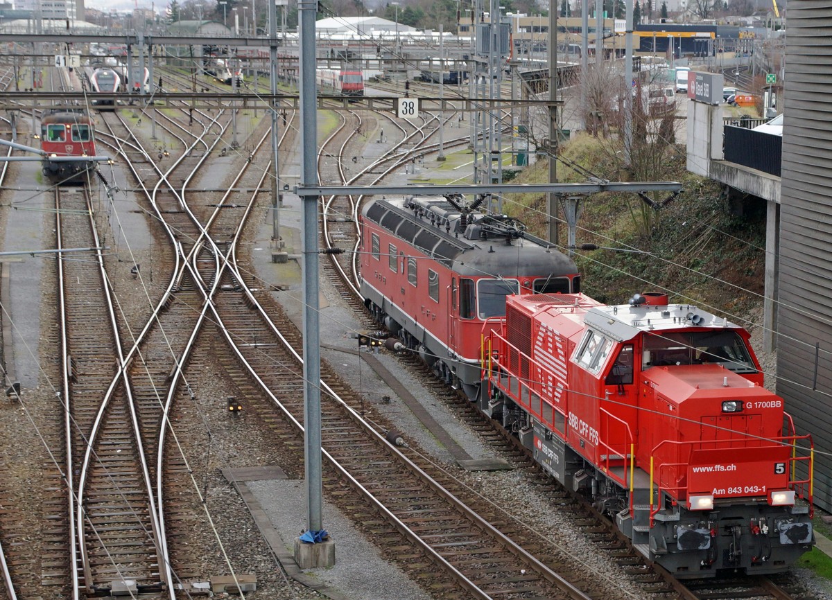 SBB: Am 843 043-1 mit einer Re 6/6 am Hacken in Basel am 1. Februar 2016.
Foto: Walter Ruetsch 