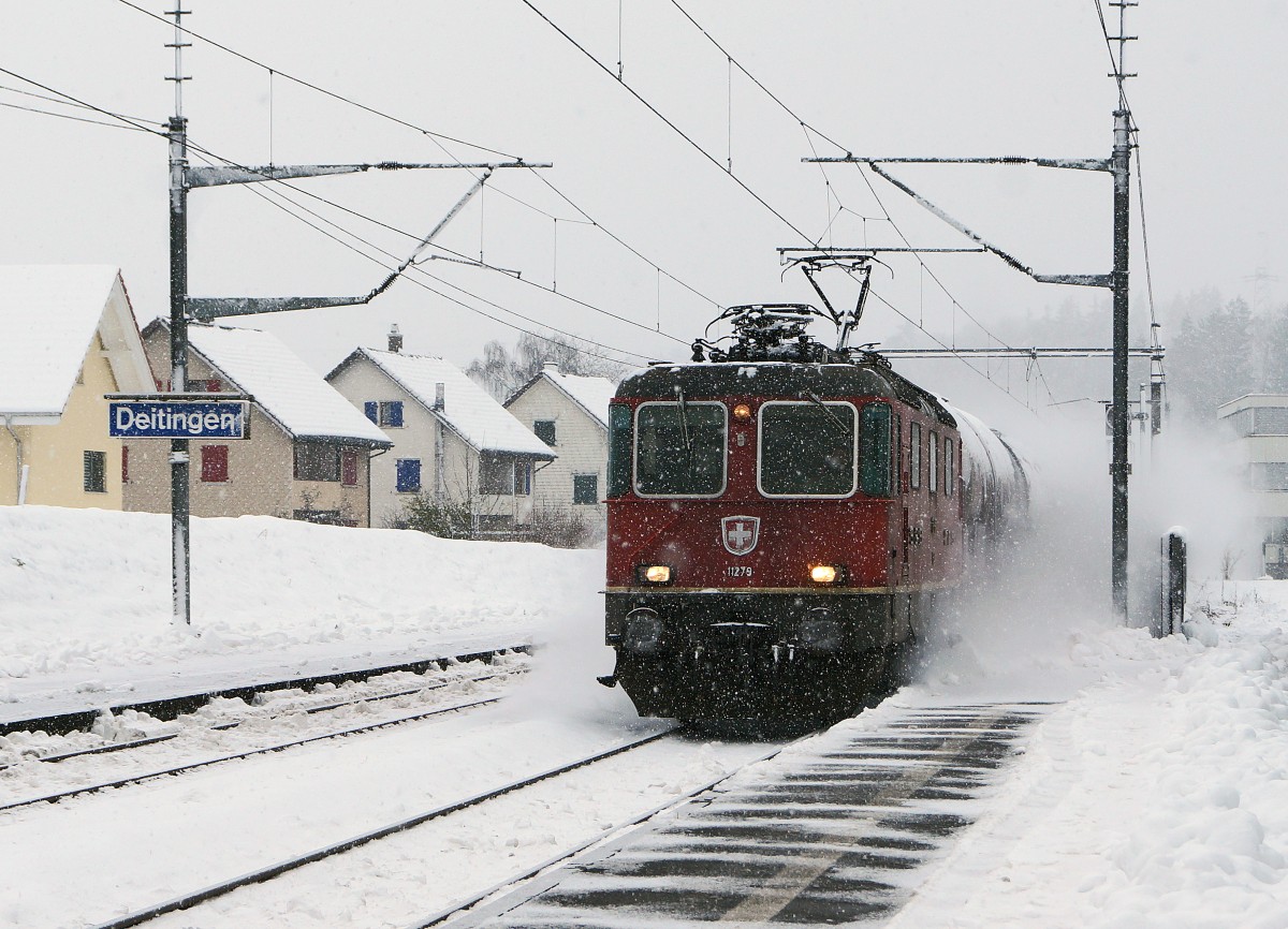 SBB: Aufnahmen dieser Art waren während dem diesjährigen Winter in der Region Solothurn nur an wenigen Tagen möglich. Oelzug bei der Bahnhofsdurchfahrt Deitingen mit Re 420 11279 am 29. Dezember 2014.
Foto: Walter Ruetsch