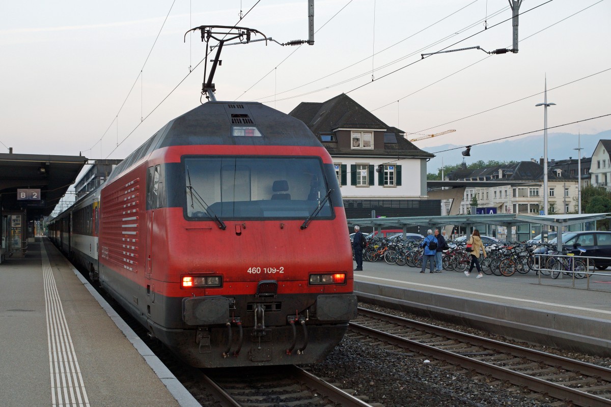 SBB: Bald sind dir direkten Züge Konstanz-Biel Geschichte. Am 26. September 2015 schon die Re 460 109-2 den  KONSTANZER  von Zürich nach Biel. Die Aufnahme entstand beim Zwischenhalt in Solothurn.
Foto: Walter Ruetsch