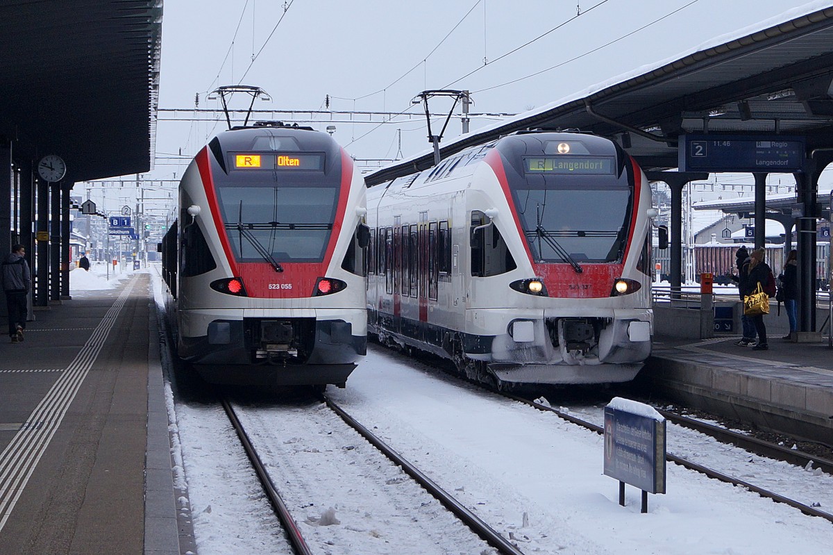 SBB: Begegnung von zwei FLIRTS als Regios Biel-Olten und Olten-Langendorf in Solothurn-HB am 29. Dezember 2014. Die Regios nach Langendorf fahren an Sonntagen bis Oberdorf. 
Foto: Walter Ruetsch 