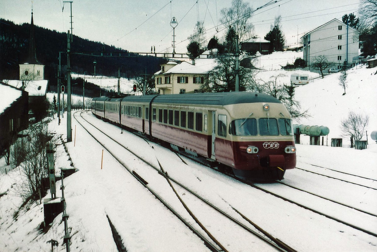 SBB: Beim Eindunkeln eines trüben Wintertages im Jahre 2004 passierte der RAe 1053 das Kirchlein von Travers im Neuenburger Jura.
Foto: Walter Ruetsch 