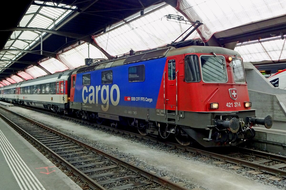 SBB Cargo 421 371 steht mit IC 284 am 2 Jänner 2020 in Zürich HB.