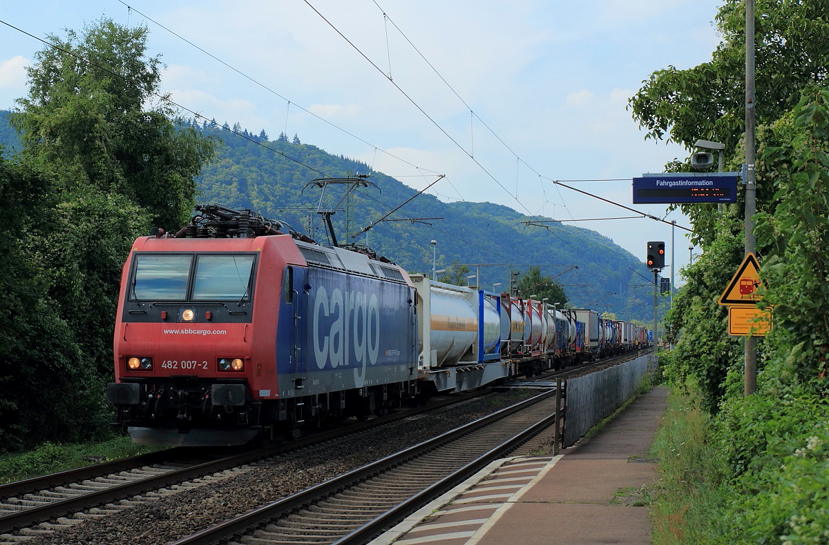 SBB Cargo 482 007-2 durchfährt am 22.08.2015 den Bahnhof Namedy (linke Rheinstrecke) 