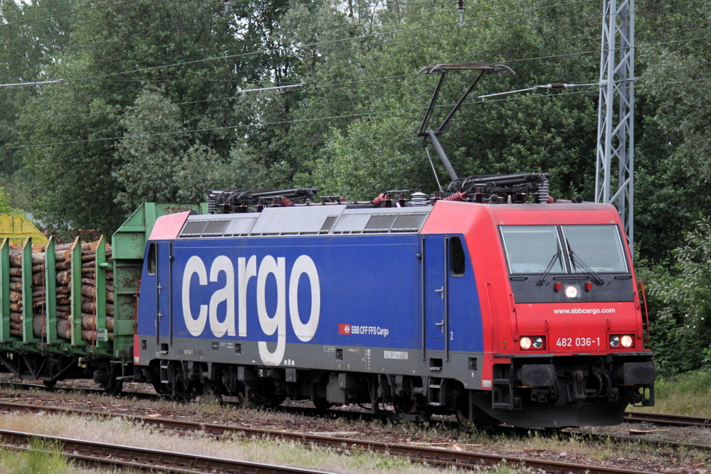 SBB-Cargo 482 036-1 mit Holzzug von Rostock-Bramow nach Stendal-Niedergrne im Bahnhof Rostock-Bramow.29.05.2014