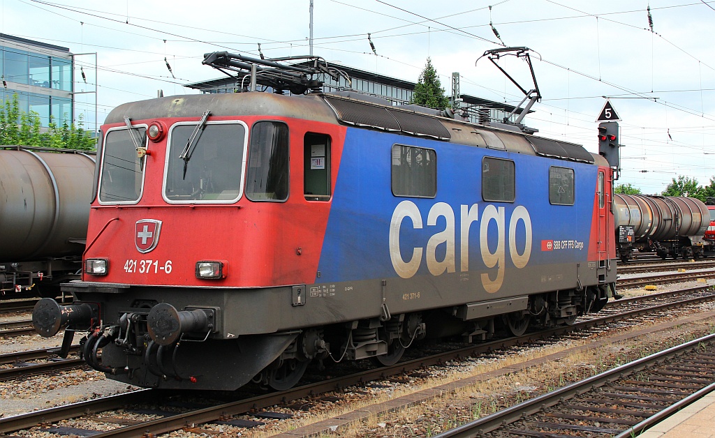 SBB Cargo Re 4/4 II 421 371-6 stand ebenfalls im Bhf von Singen abgestellt. 01.06.12