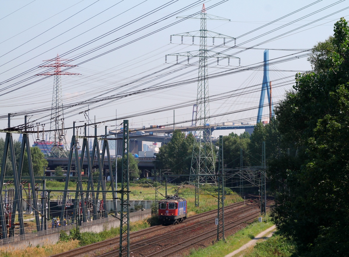 SBB Cargo Re 4/4II 4 421 383-1 rollt hier solo am Umspannwerk HH-Dradenau/Waltershof vorbei Richtung Rbf Alte Süderelbe. 06.08.2014