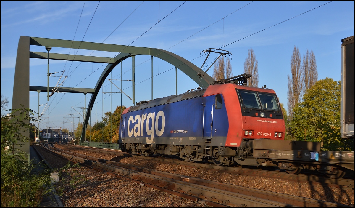 SBB Cargo Re 482 021-3 bei der Murgbrücke in Rastatt. November 2014.