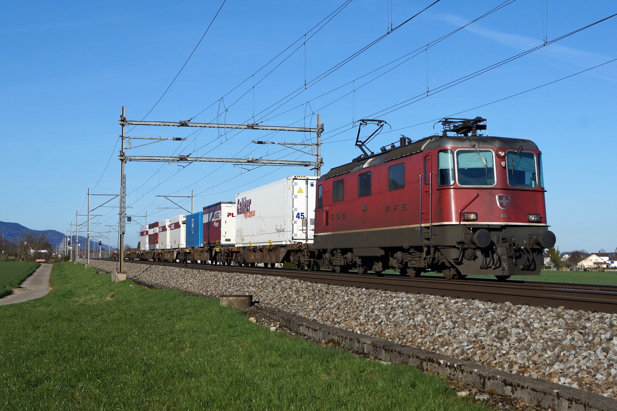 SBB Containerzüge: Re 4/4 11368 bei Niederbipp am 8. April 2014.
Foto: Walter Ruetsch