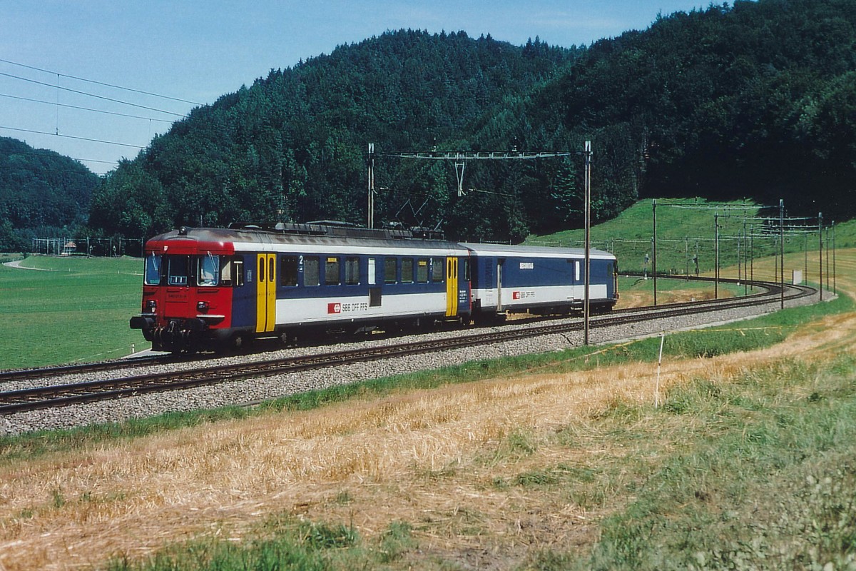 SBB: Der  GEFANGENENZUG  EINST UND JETZT. Im Juli 2004 mit dem RBe 4/4 54098-9 bei Wynigen. Zum Zeitpunkt der Ausrangierung beim Personenverkehr wurde auch diese spezielle RBe-Leistung gestrichen. Neu werden diese Züge mit einer Re 420 geführt.
Foto: Walter Ruetsch