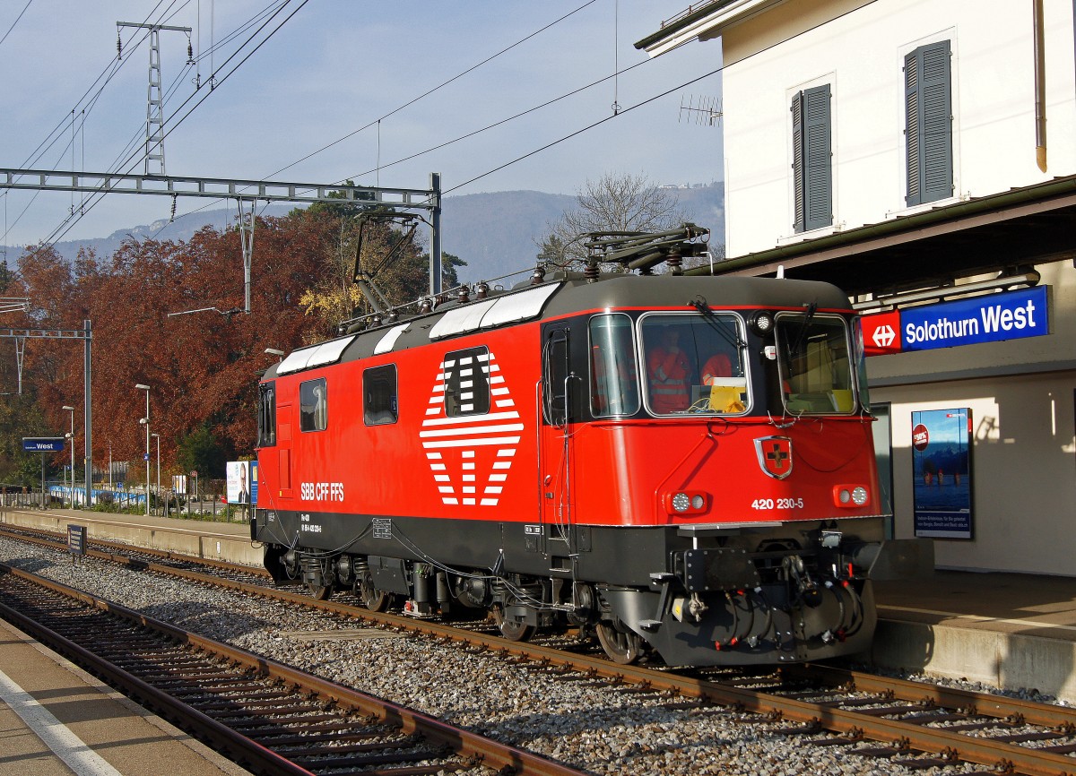 SBB: Die frisch revidierte Re 420 230-5 auf Probefahrt in Solothurn-West am 22. November 2011.
Foto: Walter Ruetsch
