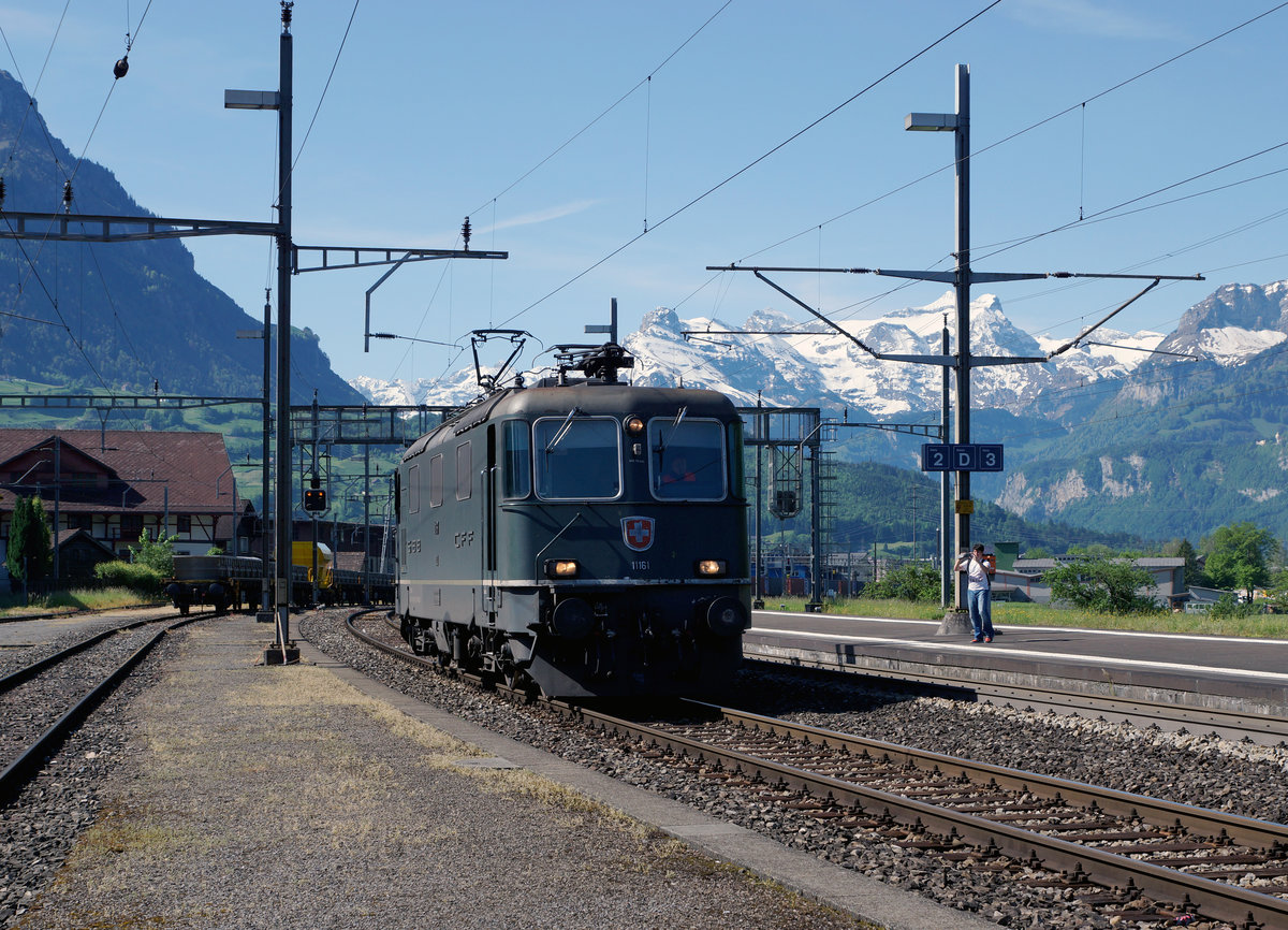 SBB: Die letzte grüne Re 4/4 II 11161 von SBB Personenverkehr in Schwyz am 21. Mai 2016 kurz vor der Übernahme des Dampfzuges in Richtung Erstfeld.
Foto: Walter Ruetsch
