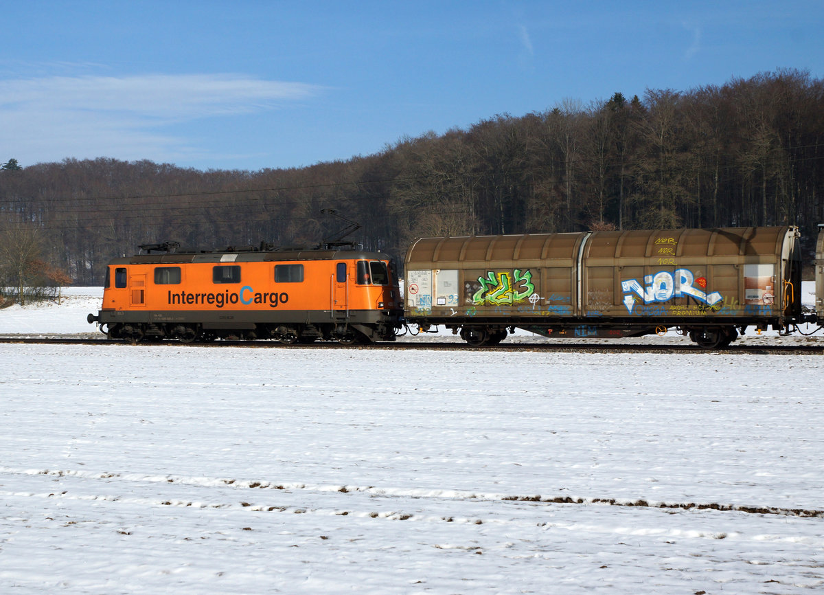 SBB: Die Re 420 320-4 auf der Fahrt in Richtung Herzogenbuchsee am 28. Januar 2017. Mit diesem besonderen Anstrich existiert bei den SBB nur eine Re 4/4 II. 
Foto: Walter Ruetsch