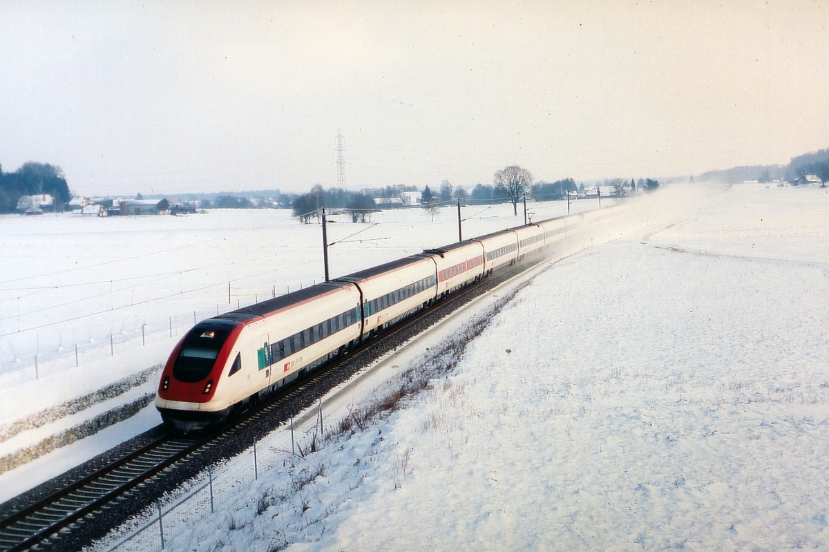 SBB: Doppeltraktion RABDe 500 ICN nach Lausanne bei Etziken unterwegs im Januar 2005, auf der im Jahre 2004 neu eröffneten Strecke Solothurn-Inkwil. Leider wurde wegen der hohen Geschwindigkeit der zweite Triebzug durch die Schneewolke verdeckt.
Foto: Walter Ruetsch