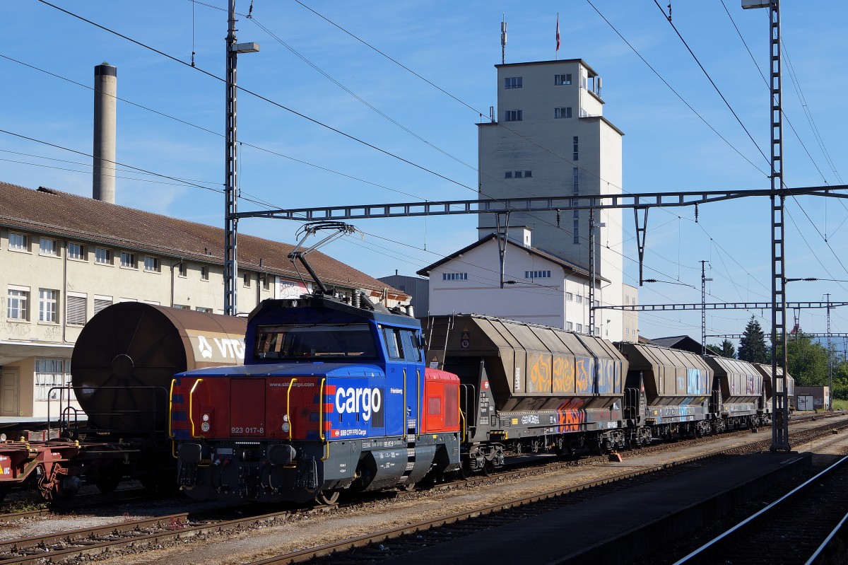 SBB: Eem 923 017-8  FRIENISBERG  mit vier Getreidewagenin Herzogenbuchsee am 26. Juni 2015.
Foto: Walter Ruetsch