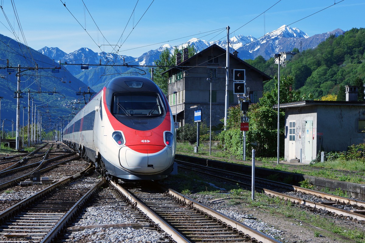 SBB:  Ein ETR 610 in Domodossola am 2. Mai 2015 als EC auf dem Weg zur EXPO 2015 in Rho Fiera Milano.	
Foto: Walter Ruetsch	