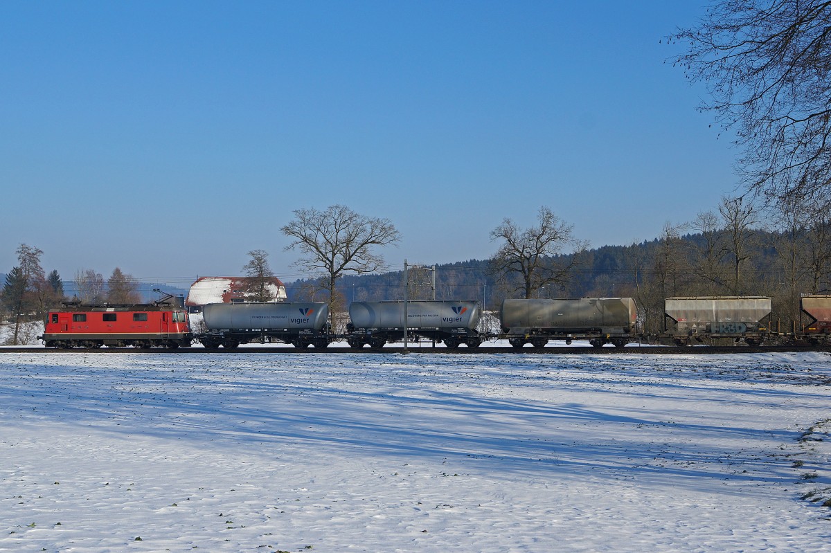 SBB: Ein Güterzug mit einer Re 4/4 II bei Langenthal unterwegs am 11. Februar 2015.
Foto: Walter Ruetsch