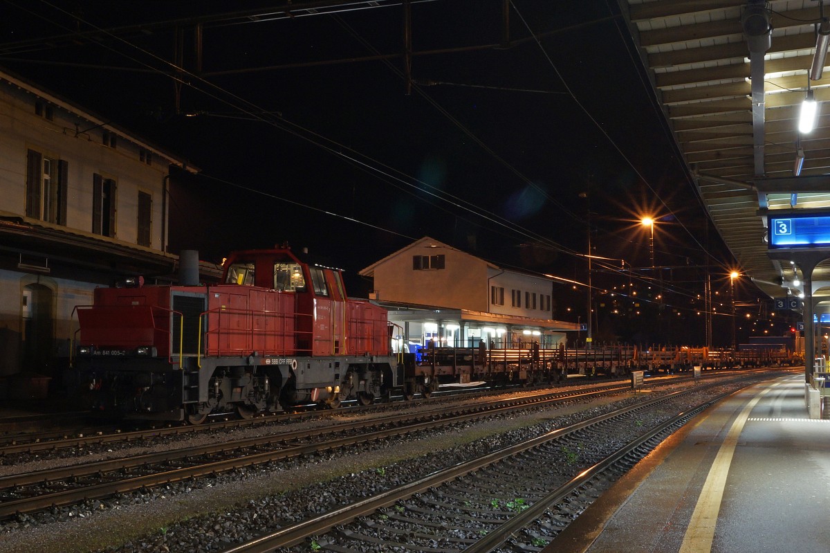 SBB: Ein schwerer Schienenzug mit der Am 841 005-2 am 11. April 2015 um 03.57 h  in Oensingen, kurz vor der Abfahrt auf die Baustelle.
Foto: Walter Ruetsch 